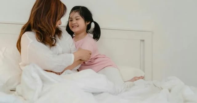 Anak Ngobrol Nonstop Sebelum Tidur? Jangan Dimarahin—Ini Dampaknya ke Otaknya yang Jarang Disadari