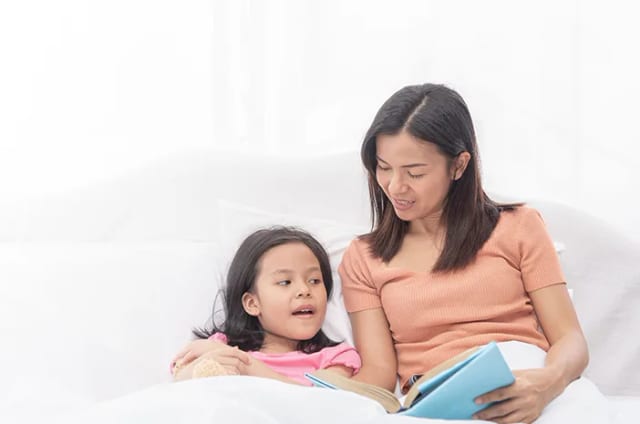 Anak Ngobrol Terus Sebelum Tidur: Normal atau Tanda Kecemasan? Ini Cara Bedakannya Sebelum Terlambat